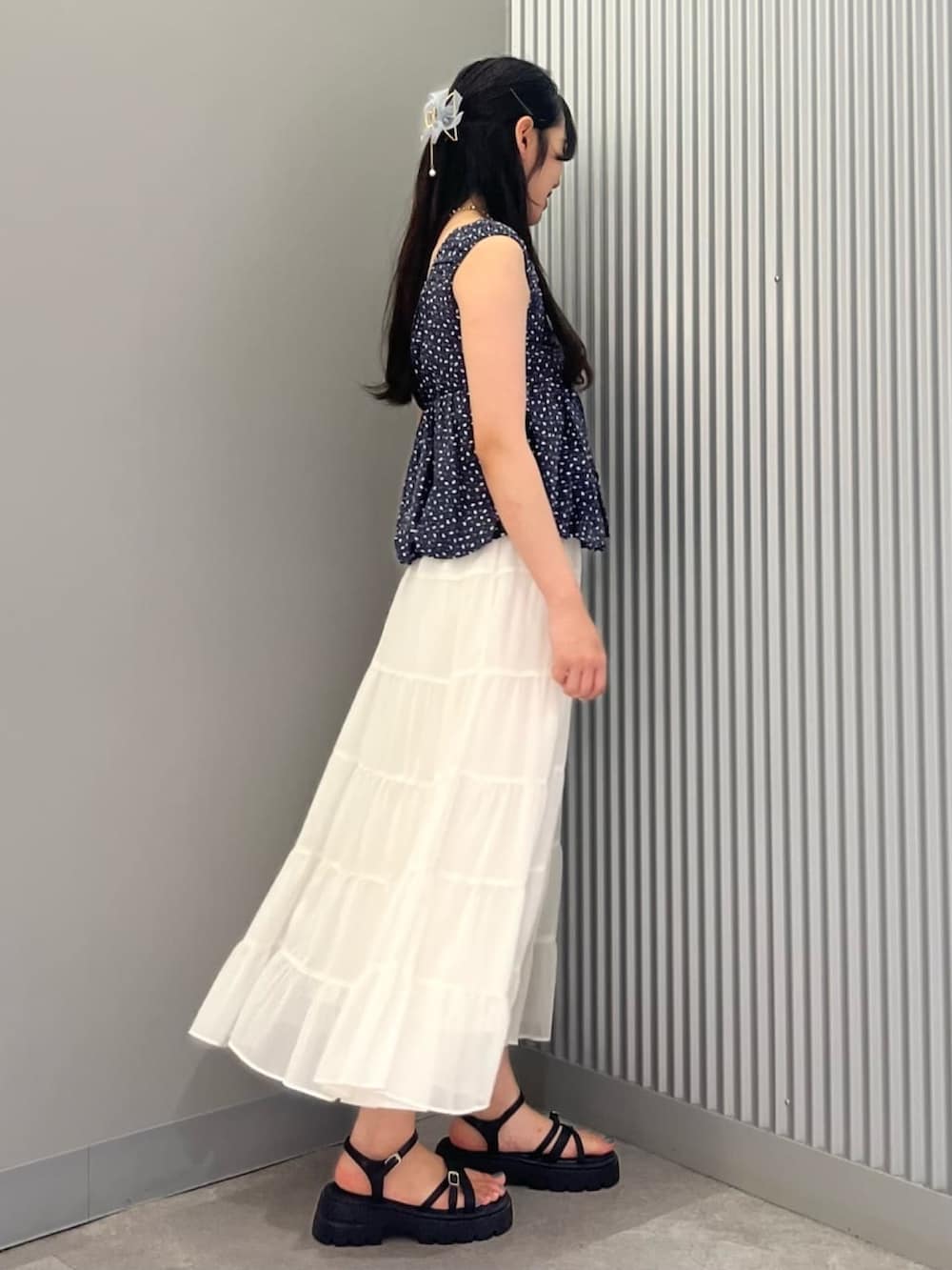 グレー系のシャツ/ブラウス、ホワイト系のスカートを着用したレディースの夏コーディネートの2枚目の写真