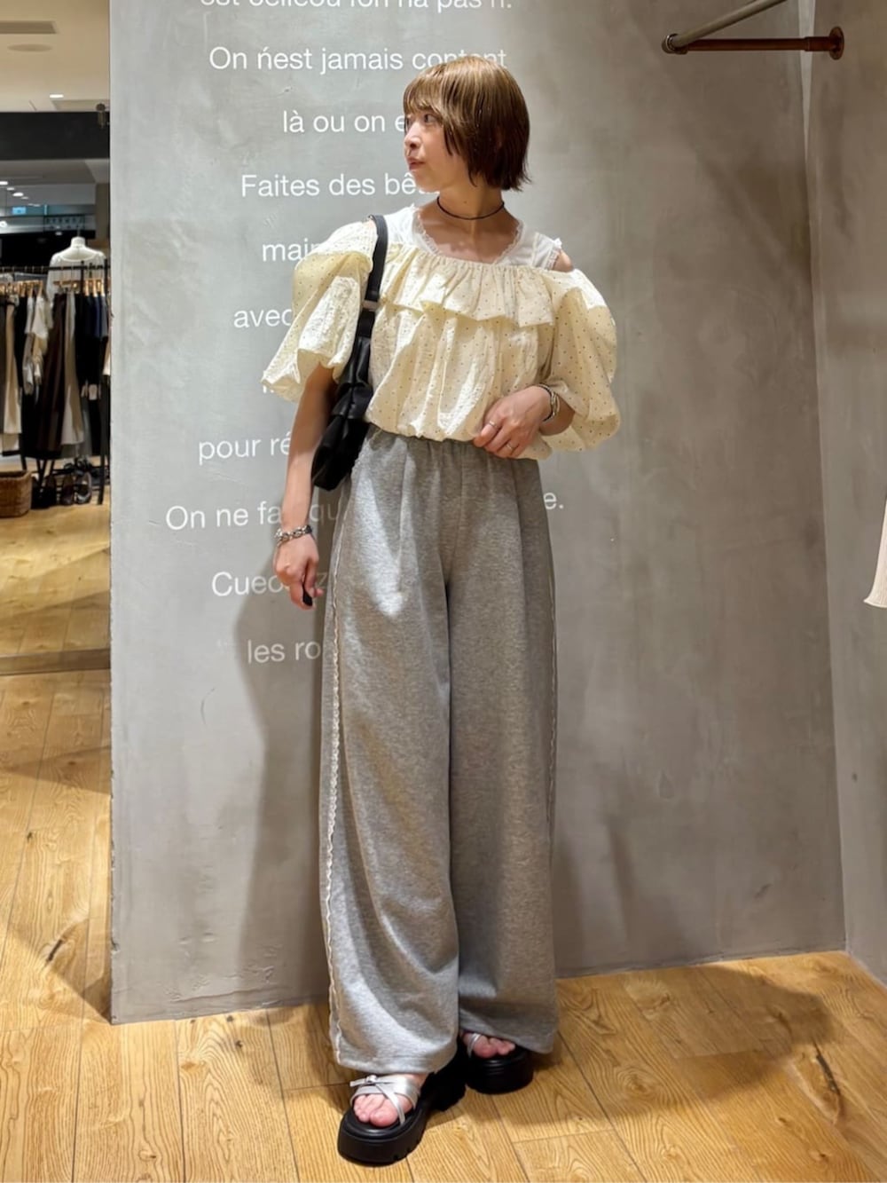 グレー系のスウェットパンツ、ホワイト系のタンクトップ、ホワイト系のシャツ/ブラウスを着用したレディースの夏コーディネートの2枚目の写真