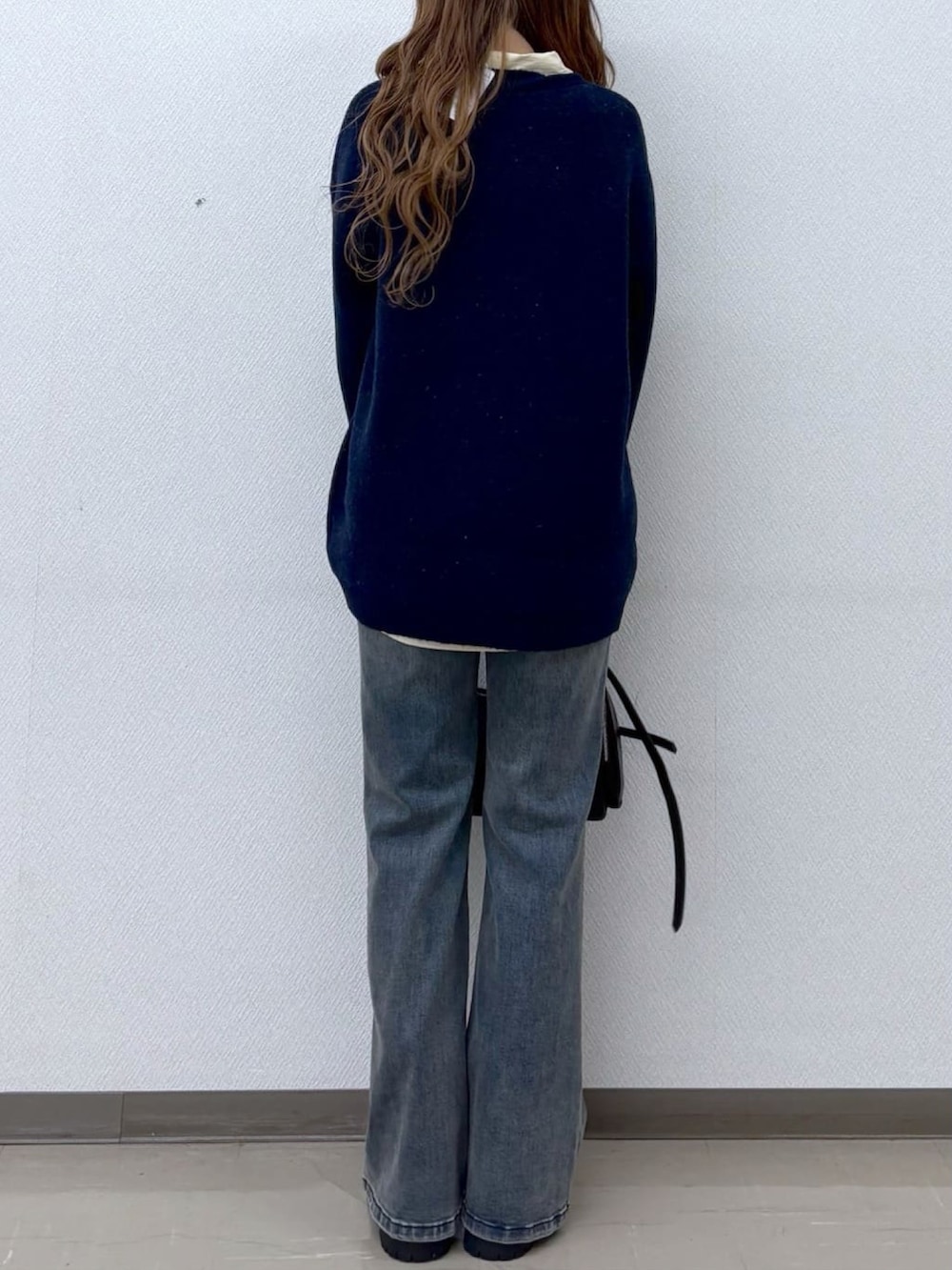 グレー系のニット/セーターを着用したレディースの秋コーディネートの3枚目の写真