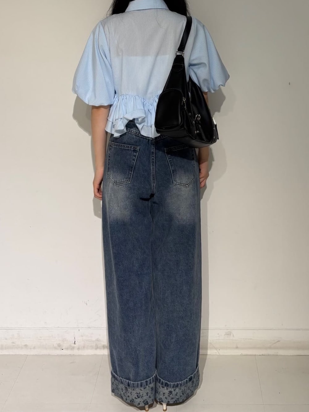 ホワイト系のシャツ/ブラウス、ブルー系のデニムパンツ、ブラック系のショルダーバッグを着用したレディースの夏コーディネートの3枚目の写真