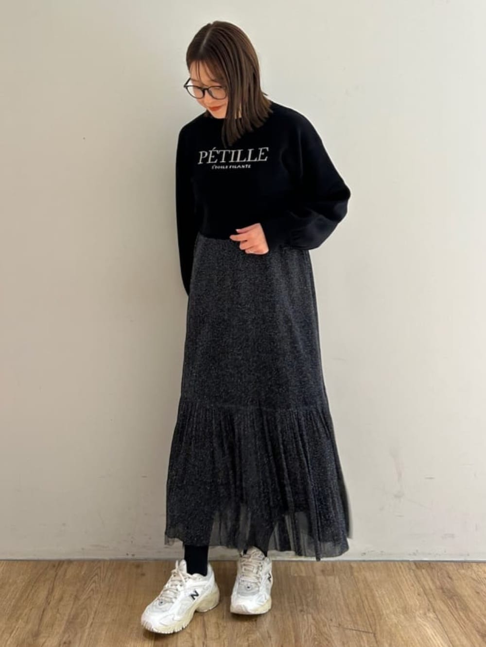「オトナ女子、オトナカジュアル、休日スタイル、ロングスカート、ラメスカート、ロゴニット、ニット、スニーカーコーデ、きれいめカジュアル、オールブラック、アルシーヴ(archives)、archivesスカート、マイベストコーデ2024」｜「archivesのロゴＪＱショートニット（ニット/セーター、ブラック系）」を使った、archivesさん（レディース・160cm）の冬コーディネートの2枚目の写真