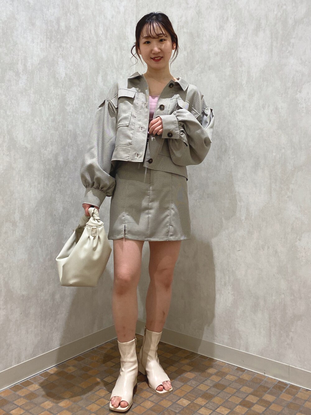 イエロー系のその他アウター、ピンク系のキャミソール、イエロー系のその他パンツを着用したレディースの春コーディネートの2枚目の写真