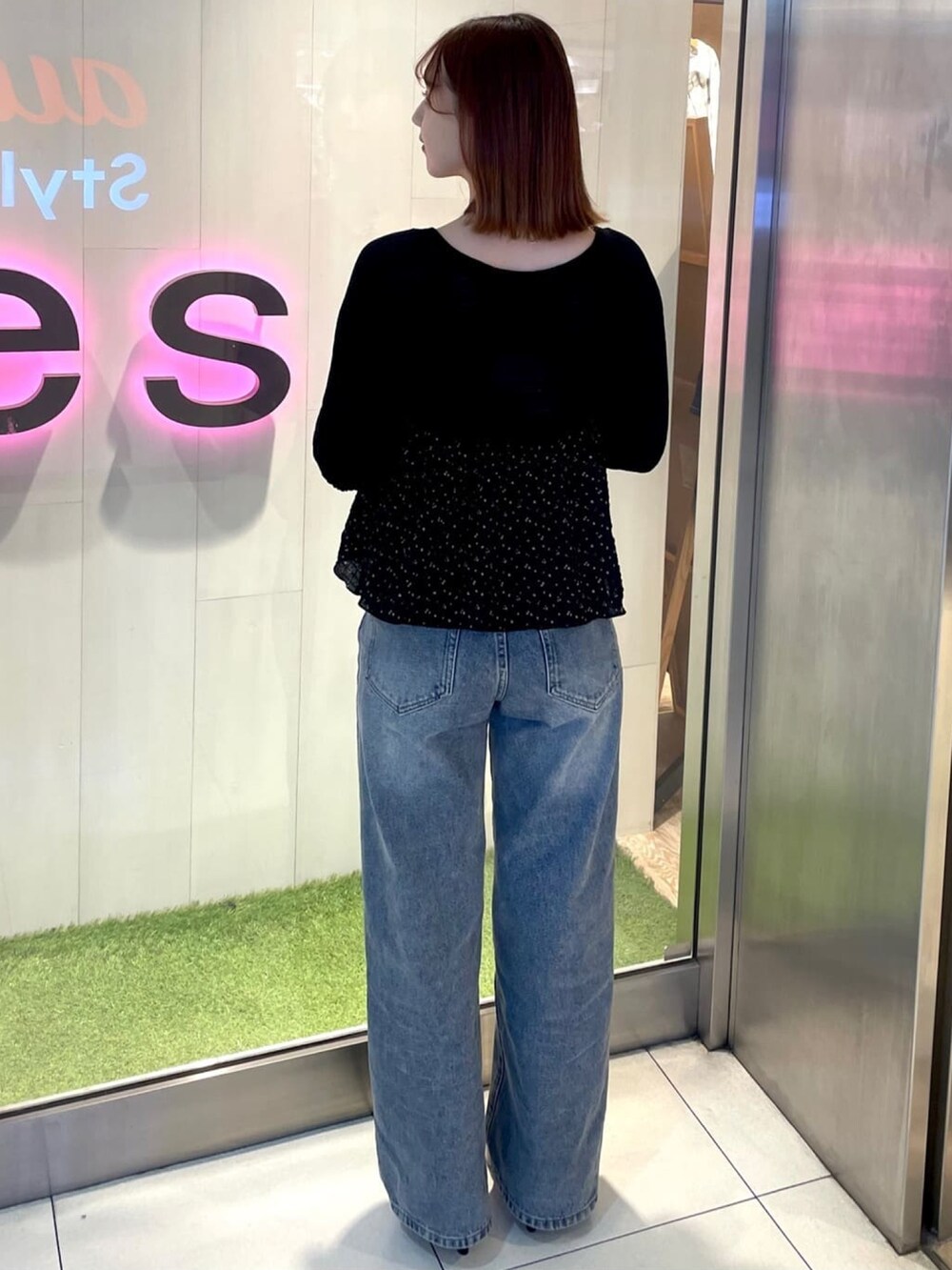 「アルシーヴ(archives)、アルシーヴ、archives、春コーデ、花柄、セットアイテム、ボレロ、ボレロカーデ、ブラウス、ブラウス×デニム、花柄ブラウス、デニム、小花柄」｜「archivesのシアーリブニットボレロ×花柄フレアキャミＳＥＴ（アンサンブル、ブラック系）」を使った、archivesさん（骨格ウェーブ・レディース・158cm）の春コーディネートの2枚目の写真