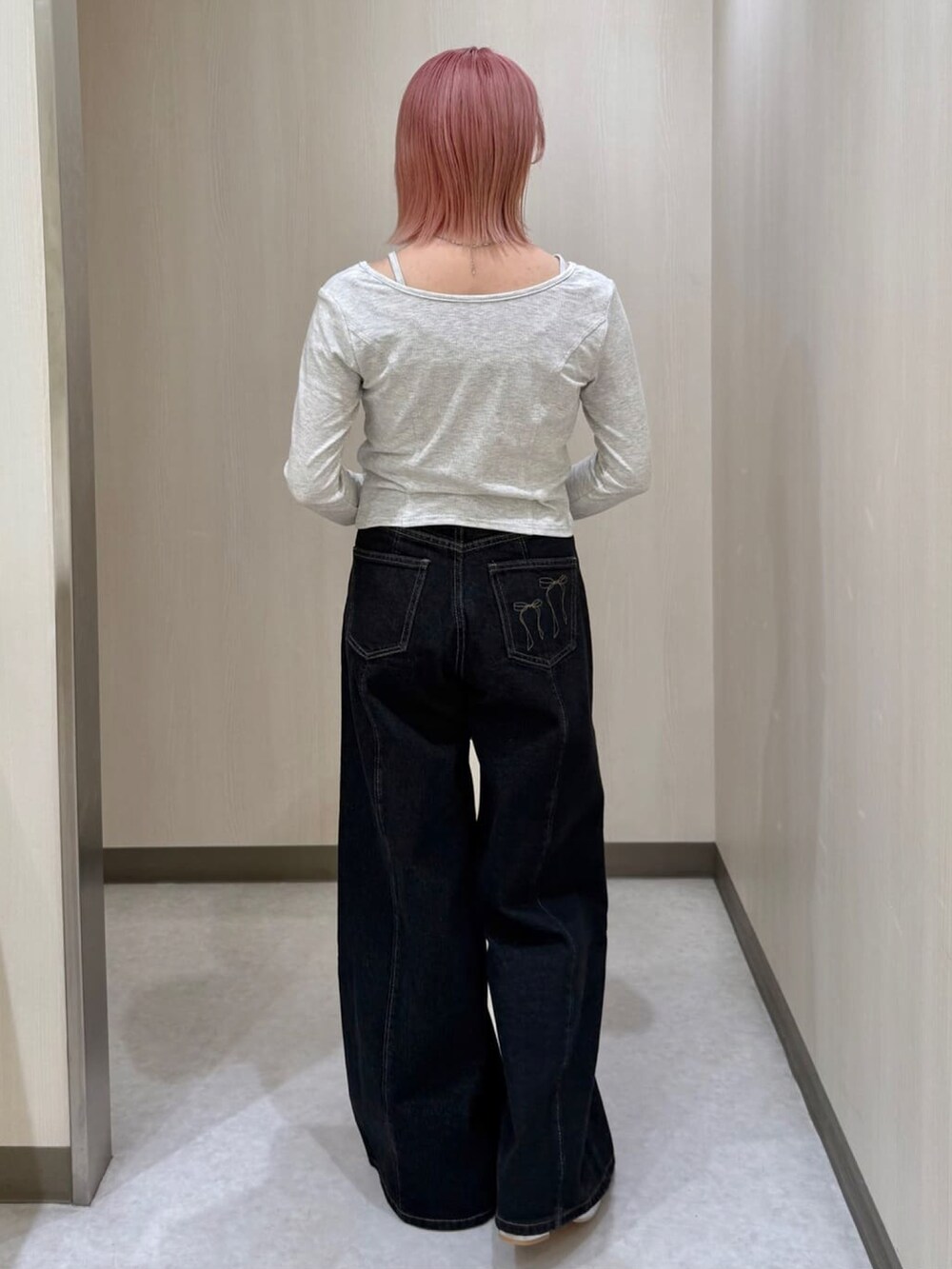 「アルシーヴ(archives)、アルシーヴ、archives、アメスリ、花柄、デザイントップス、デニム、ワイドパンツ、カジュアル、春コーデ、初夏コーデ、パンツスタイル」｜「archivesの花柄アメスリカットアンサンブル（アンサンブル、グレー系）」を使った、archivesさん（骨格ナチュラル・レディース・150cm）の春コーディネートの3枚目の写真