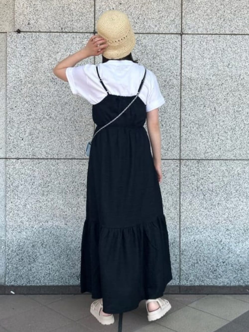 「お出かけコーデ日記、大人カジュアル、シンプル、楽チンコーデ、リラックススタイル、ワンピース、キャミワンピ、夏ワンピース、ロングワンピース、ハット、ママコーデ、アルシーヴ(archives)、archives」｜「archivesのエアリーＪＱティアードキャミワンピース（ワンピース、ブラック系）」を使った、archivesさん（レディース・160cm）の春コーディネートの2枚目の写真