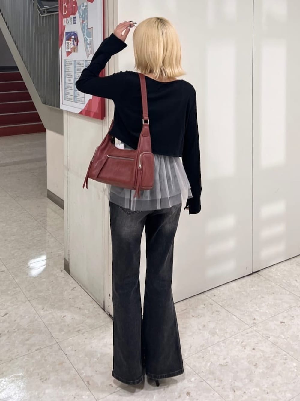 ブラック系のアンサンブル、グレー系のデニムパンツ、ブラック系のパンプスを着用したレディースの夏コーディネートの3枚目の写真