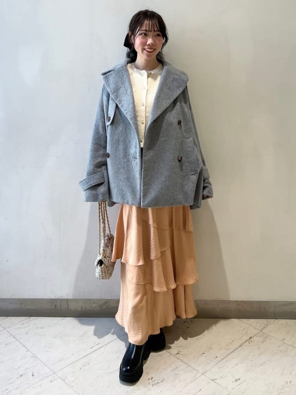 「冬コーデ、クリスマスに着たい服、マイベストコーデ2024、ウールコート、冬アウター、ティアードスカート、きれいめカジュアル、ブーツ、休日スタイル、テーマパークコーデ、アルシーヴ(archives)、archivesスカート」｜「archivesのハーフ丈ダブルコート（チェスターコート、グレー系）」を使った、archivesさん（レディース・156cm）の冬コーディネートの2枚目の写真