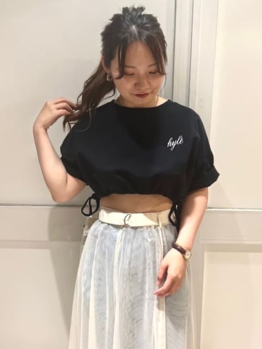 ブラック系のTシャツ/カットソー、ホワイト系のスカート、ブルー系のデニムパンツを着用したレディースの夏コーディネートの2枚目の写真