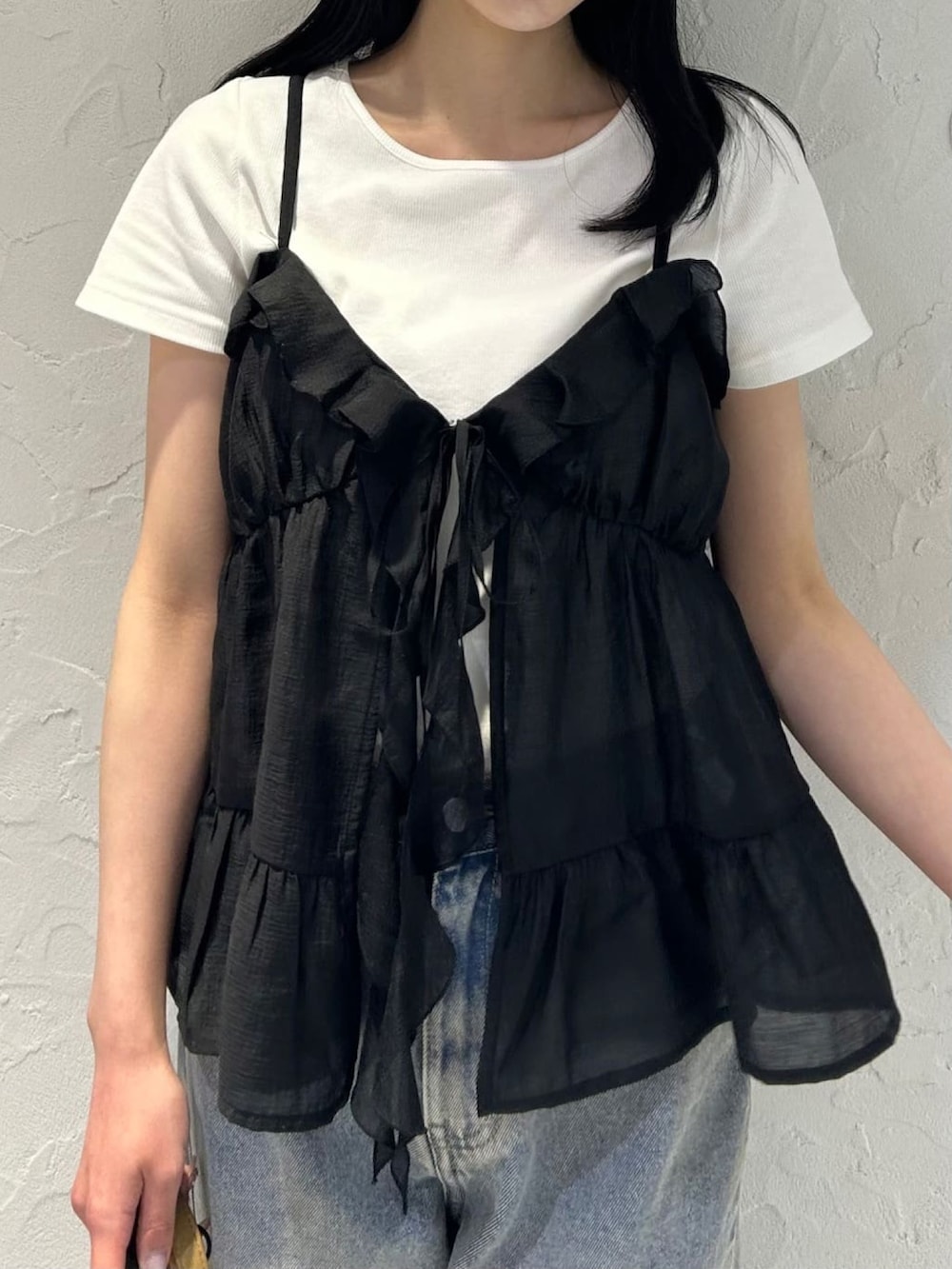 「アルシーヴ(archives)、アルシーヴ、archives、デニム、デニムコーデ、デニムスタイル、ビスチェ、ビスチェ×デニム、ビスチェコーデ、キャミビスチェ、キャミソール、レイヤードスタイル、レイヤード、カジュアル、夏コーデ」｜「archivesのラッフルフリルキャミ×テレコＴｅｅＳＥＴ（アンサンブル、ブラック系）」を使った、archivesさん（骨格ナチュラル・レディース・161cm）の春コーディネートの2枚目の写真