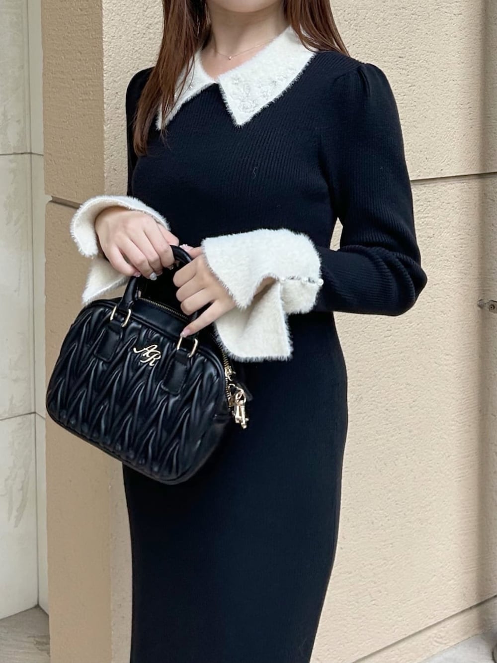「クリスマスに着たい服、クリスマスコーデ、お出かけコーデ、デートコーデ、オトナカワイイ、綺麗めコーデ、ニットワンピース、ワンピーススタイル、ローファー、キルティングバッグ、モノトーン、女子会コーデ、アルシーヴ(archives)、archivesワンピース」｜「archivesの厚底ローファー（ローファー、グレー系）」を使った、archivesさん（レディース・160cm）の冬コーディネートの3枚目の写真