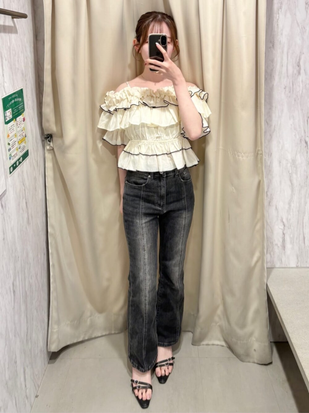 グレー系のデニムパンツ、ホワイト系のシャツ/ブラウスを着用したレディースの夏コーディネートの2枚目の写真