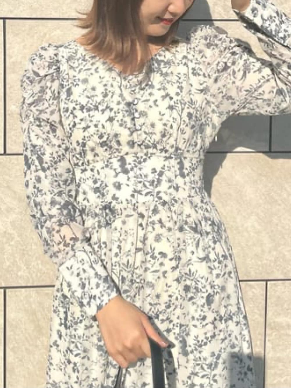 ホワイト系のワンピース、ブラック系のハンドバッグを着用したレディースの冬コーディネートの4枚目の写真