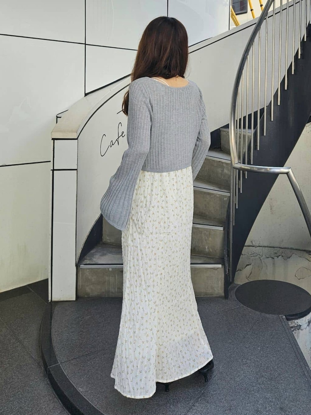 ホワイト系のワンピースを着用したレディースの秋コーディネートの3枚目の写真