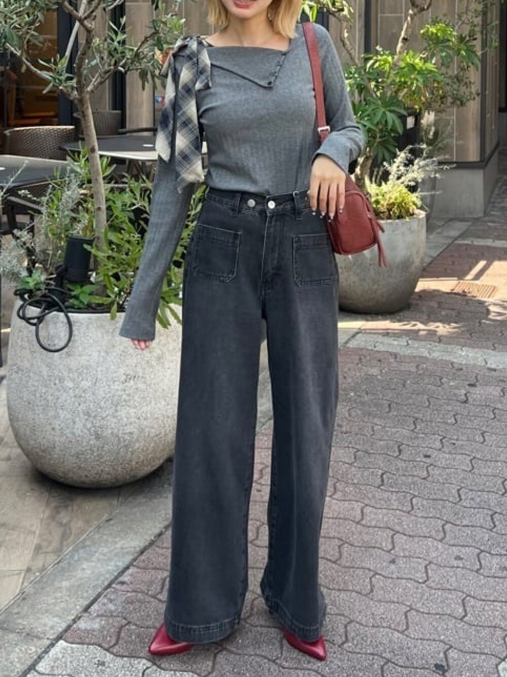 グレー系のTシャツ/カットソー、ホワイト系のデニムパンツ、レッド系のパンプスを着用したレディースの秋コーディネートの3枚目の写真