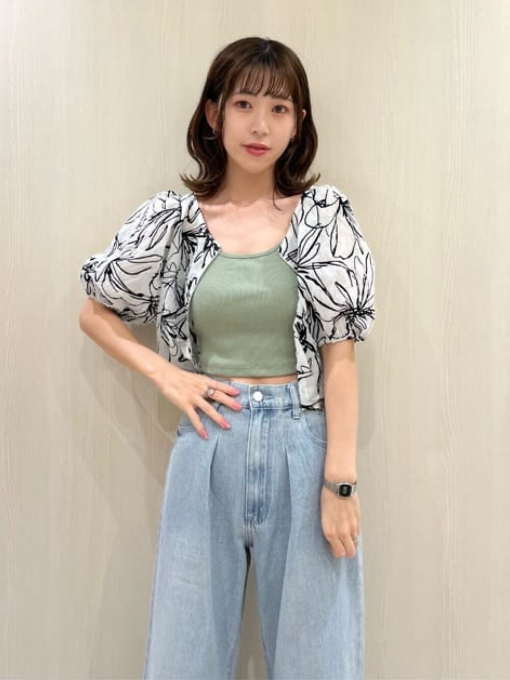 ホワイト系のシャツ/ブラウス、グリーン系のキャミソール、ブルー系のデニムパンツを着用したレディースの夏コーディネートの2枚目の写真