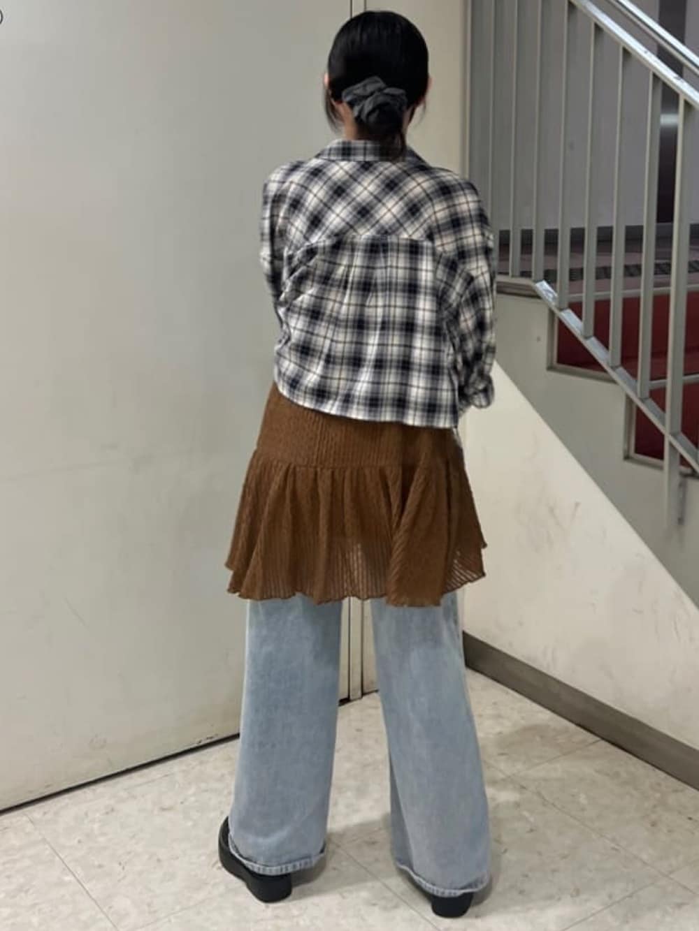 ブラウン系のワンピース、ブルー系のデニムパンツ、ブラック系のシャツ/ブラウスを着用したレディースの夏コーディネートの3枚目の写真