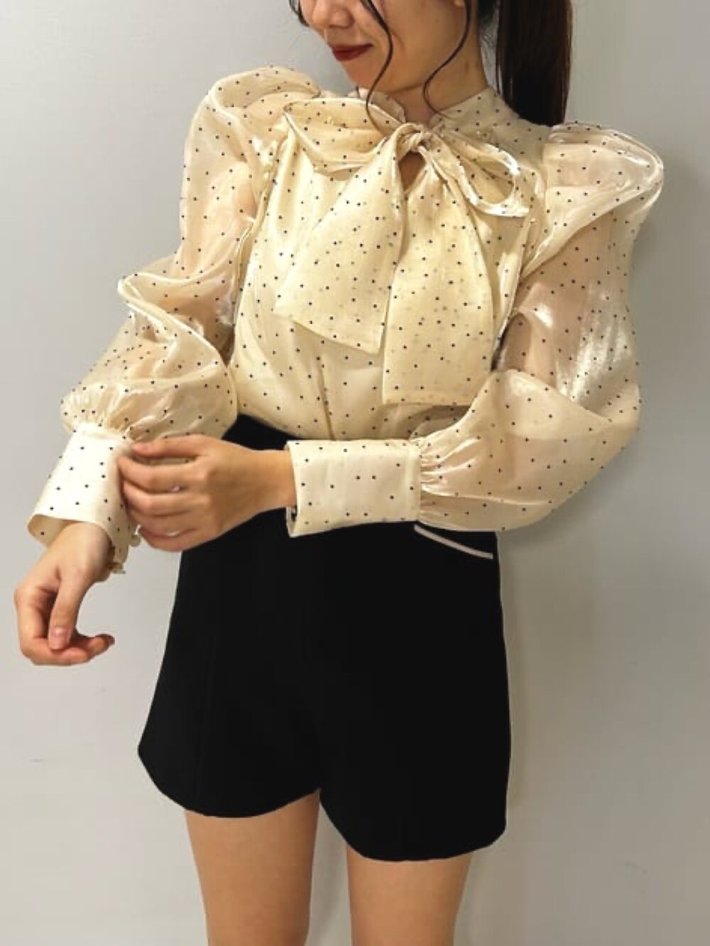 ホワイト系のシャツ/ブラウス、ブラック系のその他パンツ、ホワイト系のハンドバッグを着用したレディースの冬コーディネートの3枚目の写真