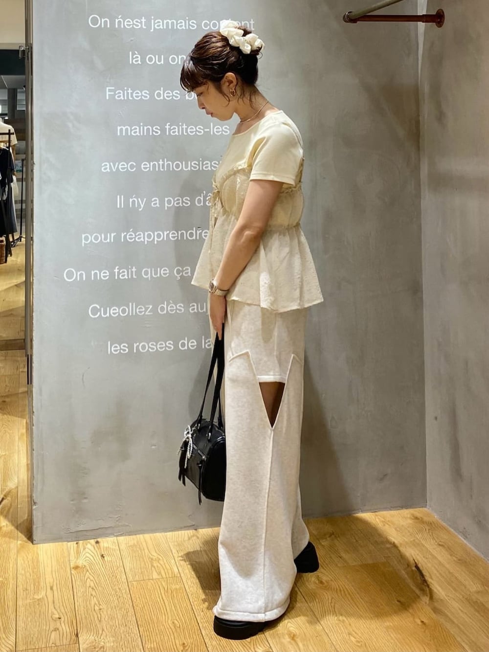 ベージュ系のアンサンブル、ベージュ系のスウェットパンツを着用したレディースの夏コーディネートの2枚目の写真