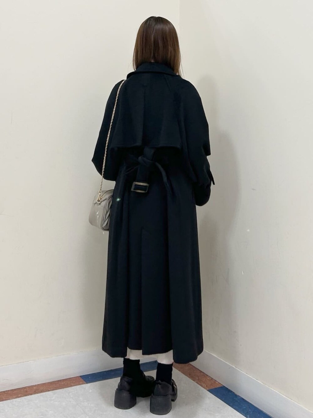 「クリスマスに着たい服、クリスマスコーデ、お出かけコーデ、デートコーデ、冬のコーデ、大人かわいい、ロングコート、ウールコート、ロングアウター、綺麗めコーデ、モノトーンコーデ、アルシーヴ(archives)、ワンピース、archivesワンピース」｜「archivesのフェザーニットビスチェ×ニットワンピースＳＥＴ（ワンピース、ホワイト系）」を使った、archivesさん（レディース・160cm）の冬コーディネートの3枚目の写真