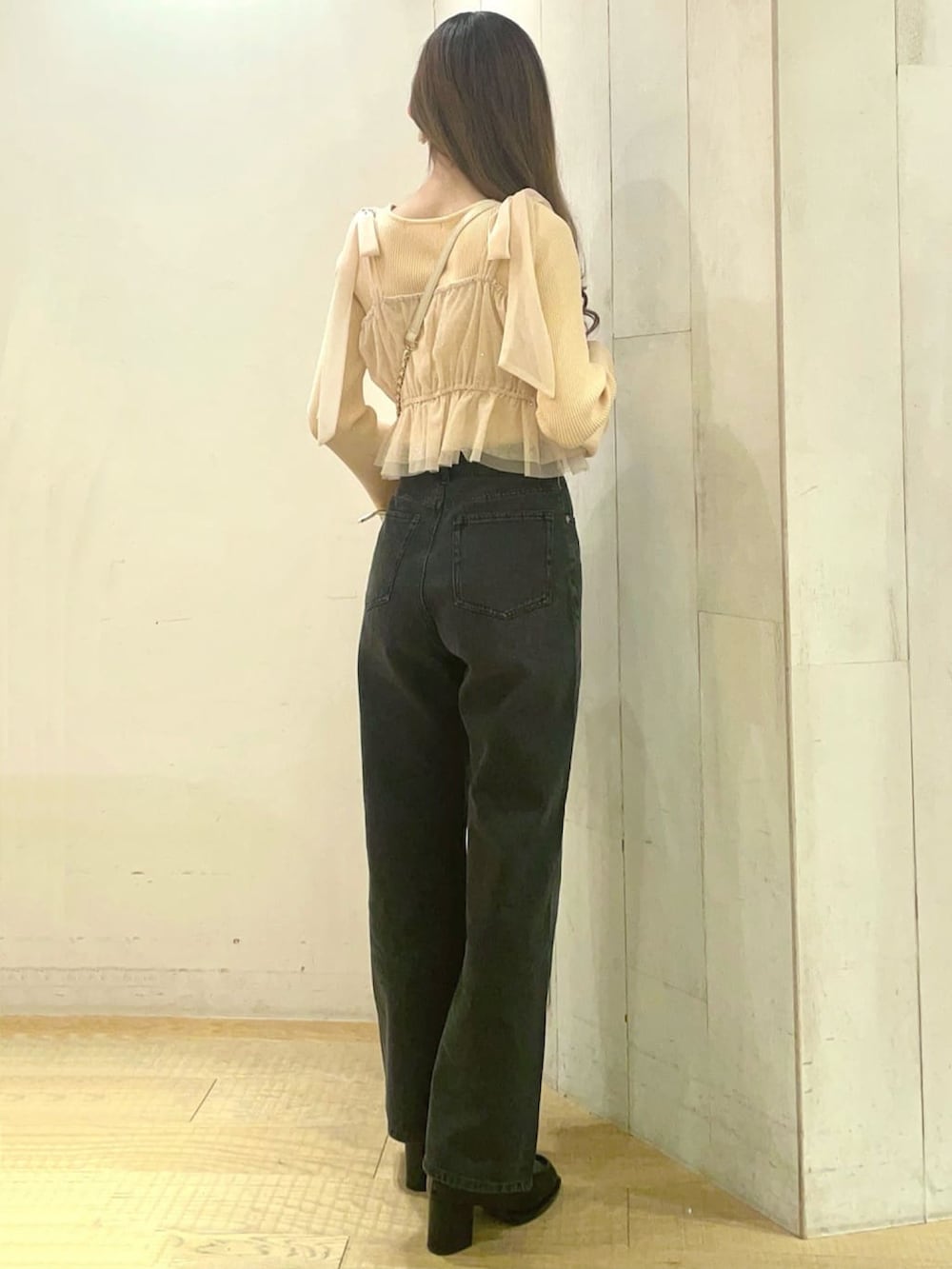 「春コーデ、archives、アルシーヴ(archives)、アルシーヴ、パンツスタイル、セットアイテム、アンサンブル、春ニット、フェミニンカジュアル、オトナカジュアル」｜「archivesのビジューチュールビスチェ×フレアリブニットＳＥＴ（アンサンブル、ピンク系）」を使った、archivesさん（骨格ウェーブ・レディース・155cm）の春コーディネートの2枚目の写真