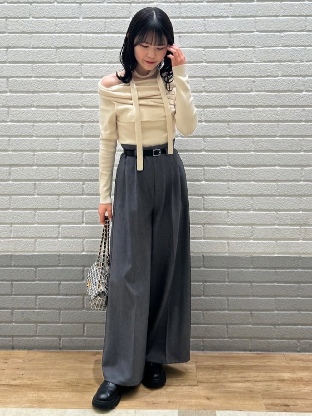 「きれいめコーデ、大人可愛い、カジュアルスタイル、パンツスタイル、韓国ファッション、チョーカートップス、チョーカー、スラックス、お出かけコーデ、ニットコーデ、春コーデ、アルシーヴ(archives)」｜「archivesのチョーカータックドレープオフショルニット（ニット/セーター、ホワイト系）」を使った、archivesさん（レディース・160cm）の冬コーディネートの2枚目の写真