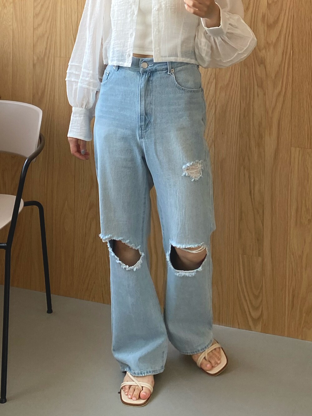 ホワイト系のシャツ/ブラウス、ブルー系のデニムパンツ、ホワイト系のサンダルを着用したレディースの春コーディネートの5枚目の写真