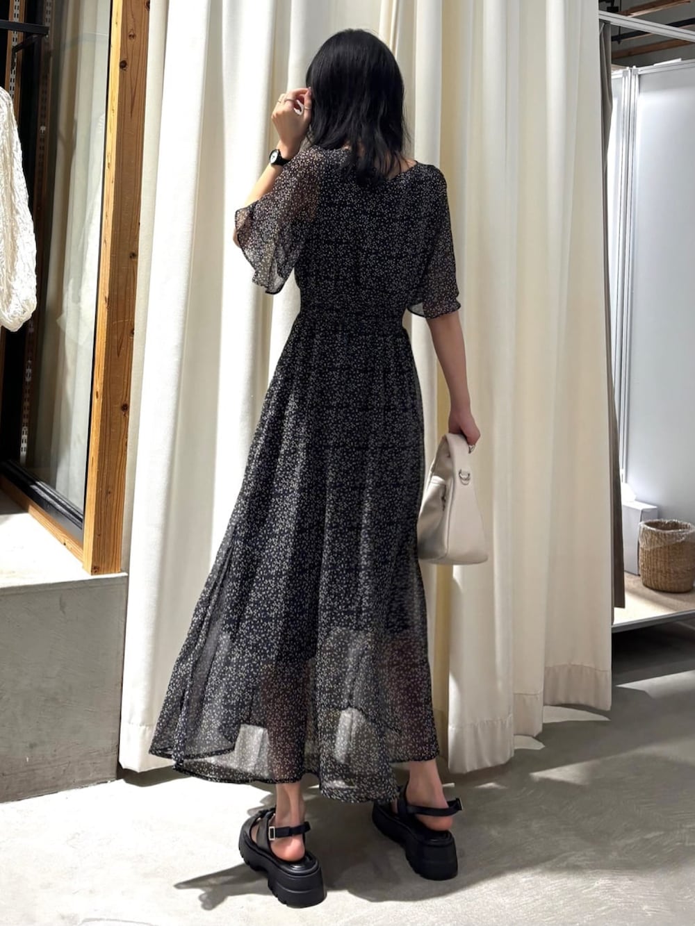 「アルシーヴ(archives)、アルシーヴ、archives、archivesワンピース、ワンピース、夏コーデ、半袖ワンピース、花柄ワンピース、花柄、ロングワンピース、シフォン、シアー」｜「archivesの小花柄フレアスリーブワンピース（ワンピース、ブラック系）」を使った、archivesさん（骨格ウェーブ・レディース・160cm）の春コーディネートの2枚目の写真