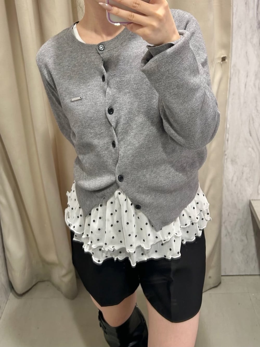 グレー系のニット/セーター、ホワイト系のTシャツ/カットソー、ブラック系のその他パンツを着用したレディースの秋コーディネートの2枚目の写真