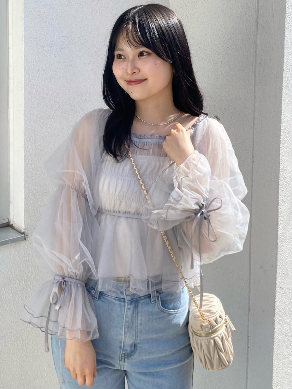 ホワイト系のシャツ/ブラウス、ブルー系のデニムパンツ、ホワイト系のパンプスを着用したレディースの春コーディネートの2枚目の写真