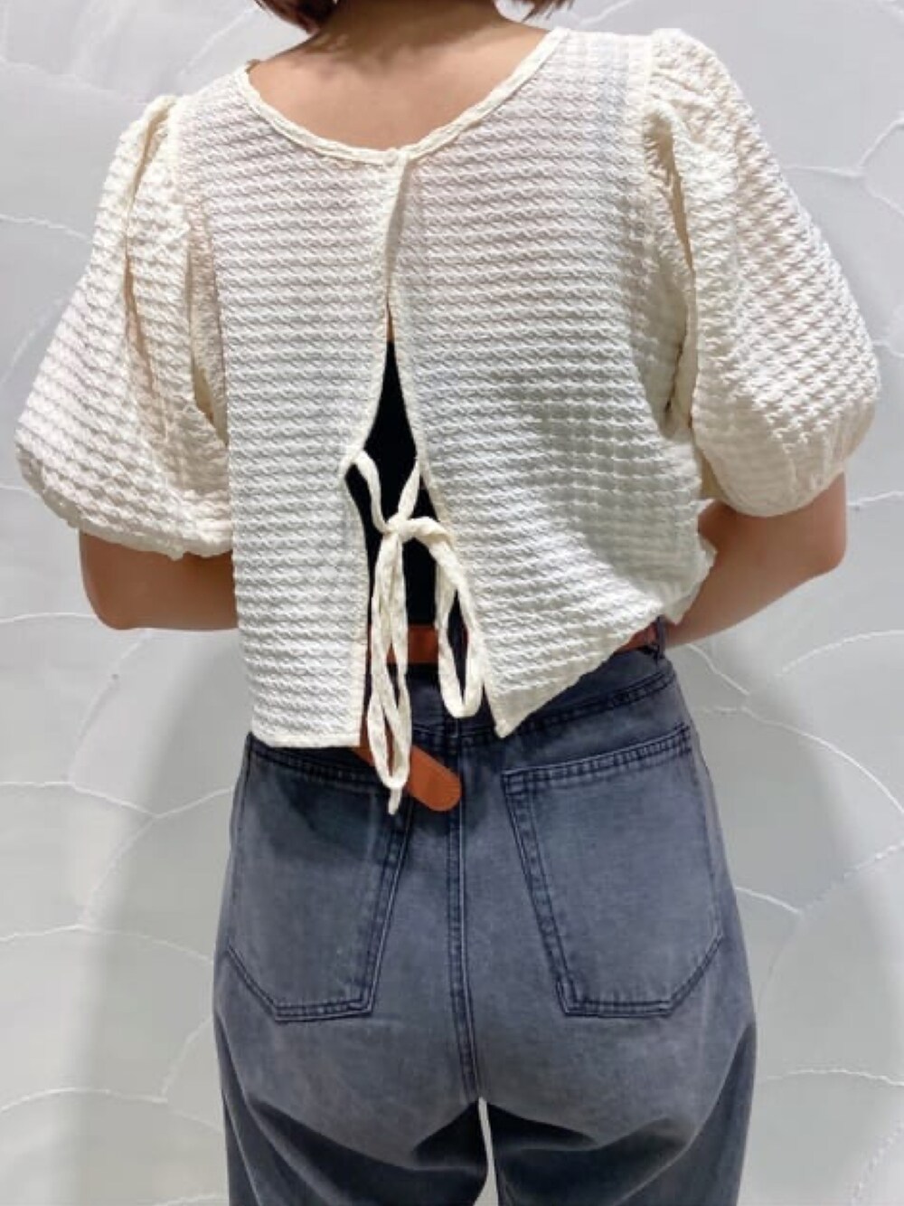 ホワイト系のTシャツ/カットソー、ブラック系のデニムパンツを着用したレディースの夏コーディネートの3枚目の写真