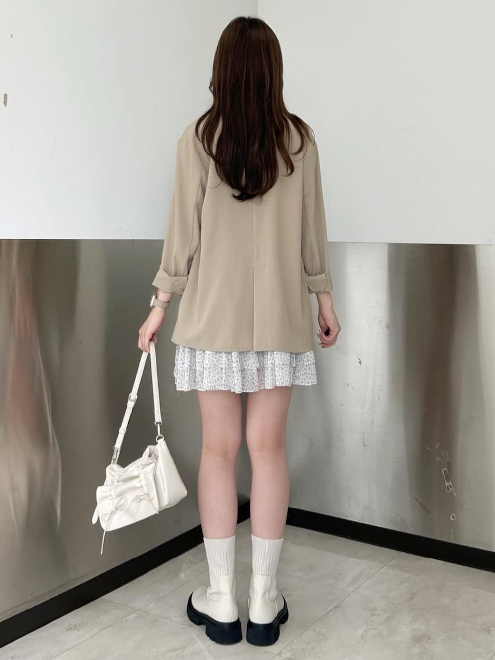「春めき満開コーデ、ジャケット、テーラードジャケット、春色、花柄、花柄ワンピース、キャミワンピ、春コーデ、アルシーヴ(archives)、アルシーヴ、archives」｜「archivesの【夏まで使える！】ダブルテーラードジャケット（テーラードジャケット、ベージュ系）」を使った、archivesさん（骨格ウェーブ・レディース・160cm）の春コーディネートの3枚目の写真