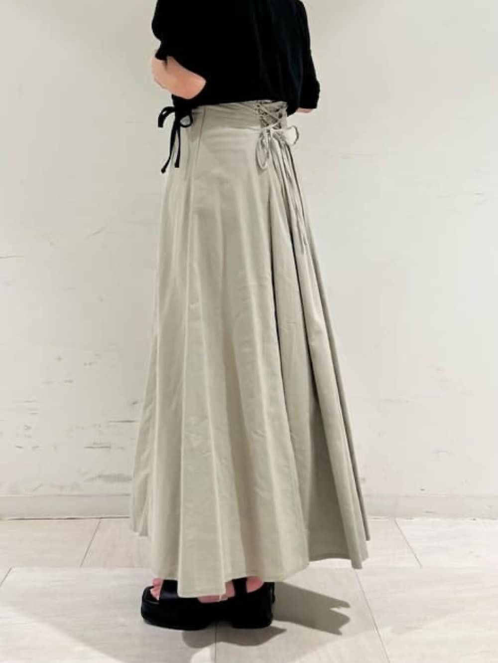 ブラック系のTシャツ/カットソー、グリーン系のスカートを着用したレディースの夏コーディネートの3枚目の写真