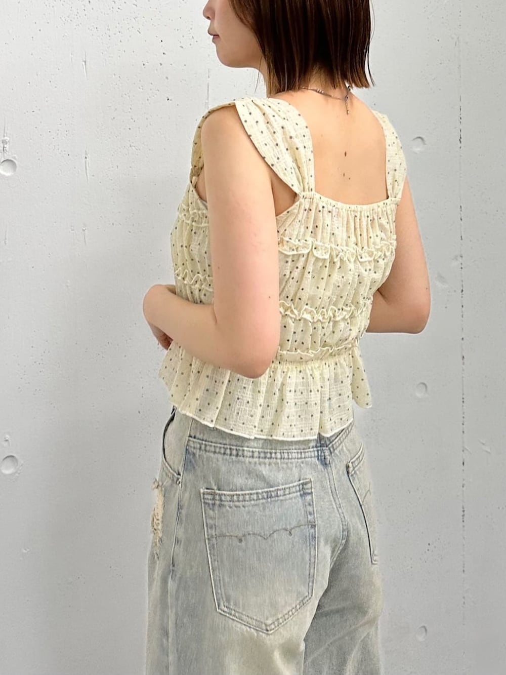 「夏コーデ、セットアップ、着回しコーデ、デニム、ダメージデニムパンツ、ドットワンピ、ウィッシュコア、カジュアルガーリー、甘めカジュアル、大人コーデ、ワンピーススタイル、夏服コーデ、アルシーヴ(archives)、アルシーヴ、archives」｜「archivesのドットシャーリングキャミ×ティアードスカート（ワンピース、ホワイト系）」を使った、archivesさん（骨格ウェーブ・レディース・157cm）の夏コーディネートの4枚目の写真