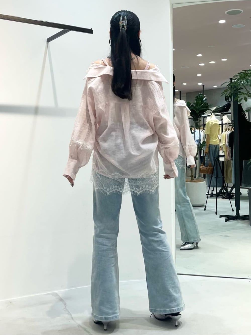 ピンク系のシャツ/ブラウス、ブルー系のデニムパンツを着用したレディースの春コーディネートの3枚目の写真