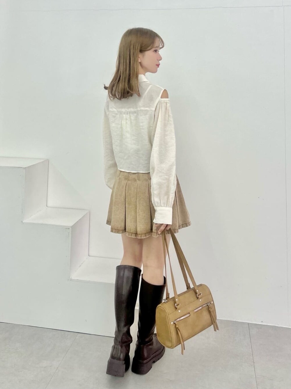 ホワイト系のシャツ/ブラウス、ベージュ系のスカート、ベージュ系のボストンバッグを着用したレディースの春コーディネートの2枚目の写真