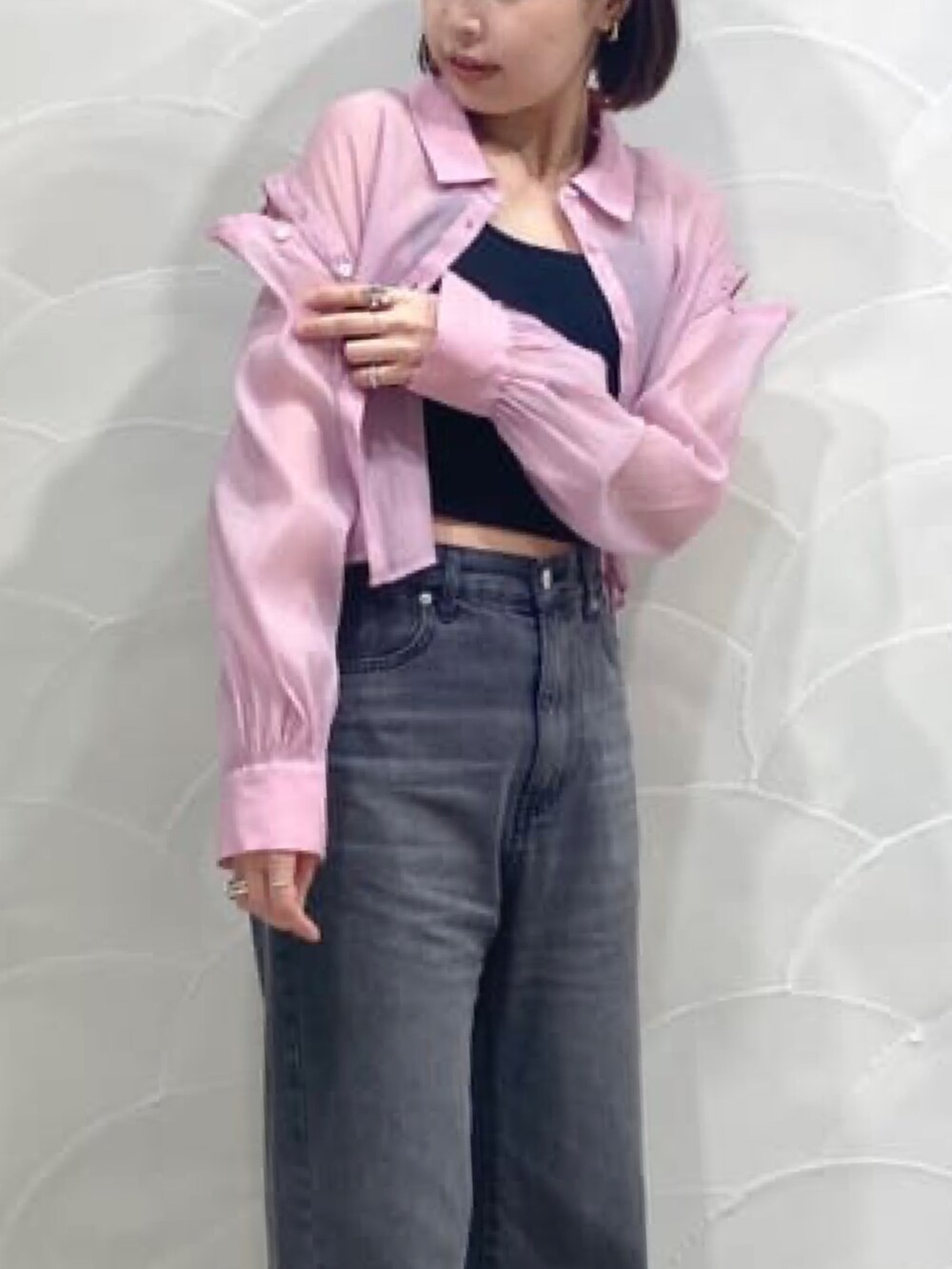 ピンク系のシャツ/ブラウス、ブラック系のキャミソール、ブラック系のデニムパンツを着用したレディースの夏コーディネートの3枚目の写真