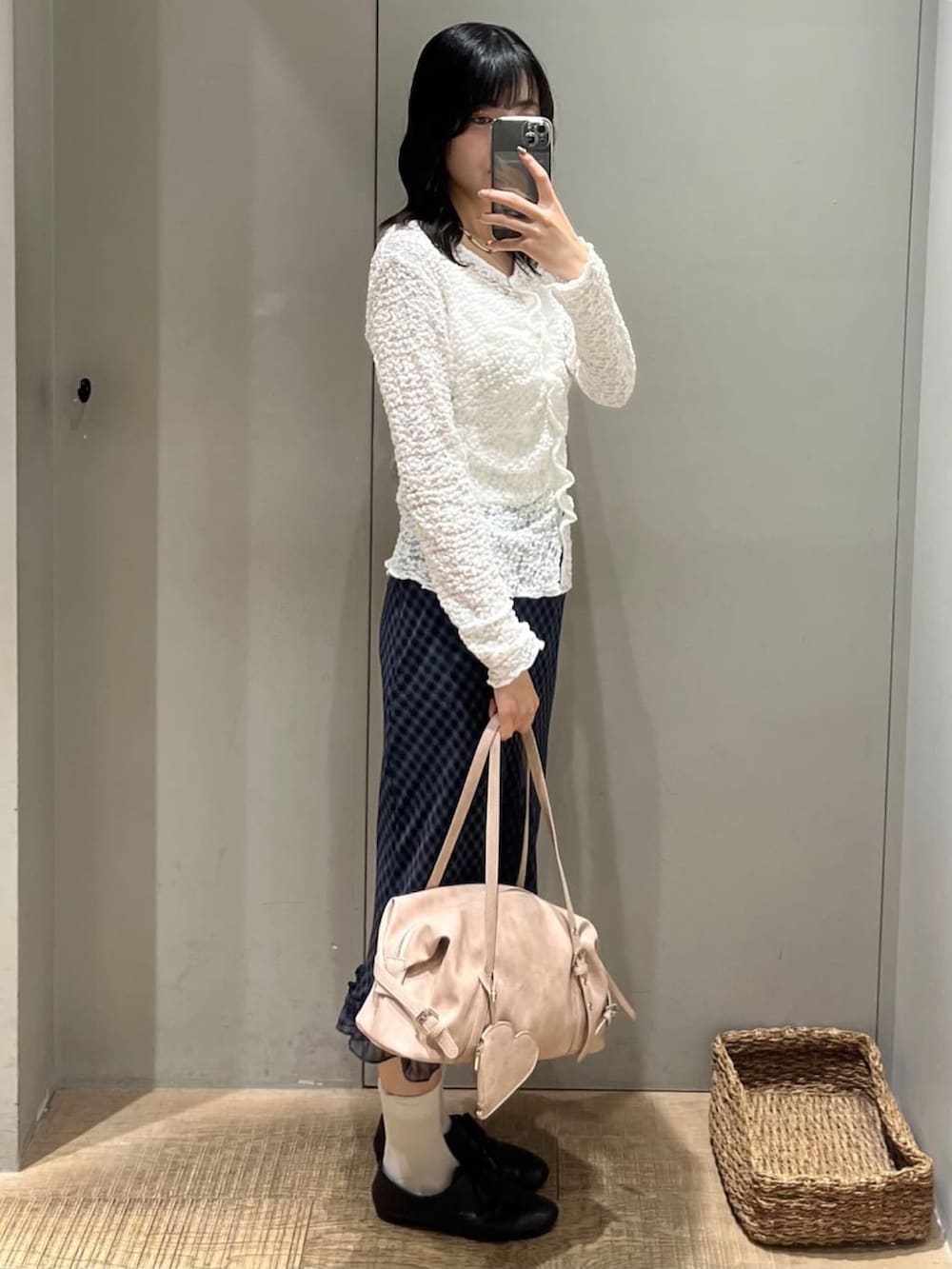 ピンク系のボストンバッグ、ホワイト系のTシャツ/カットソー、ブラック系のスカートを着用したレディースの秋コーディネートの2枚目の写真