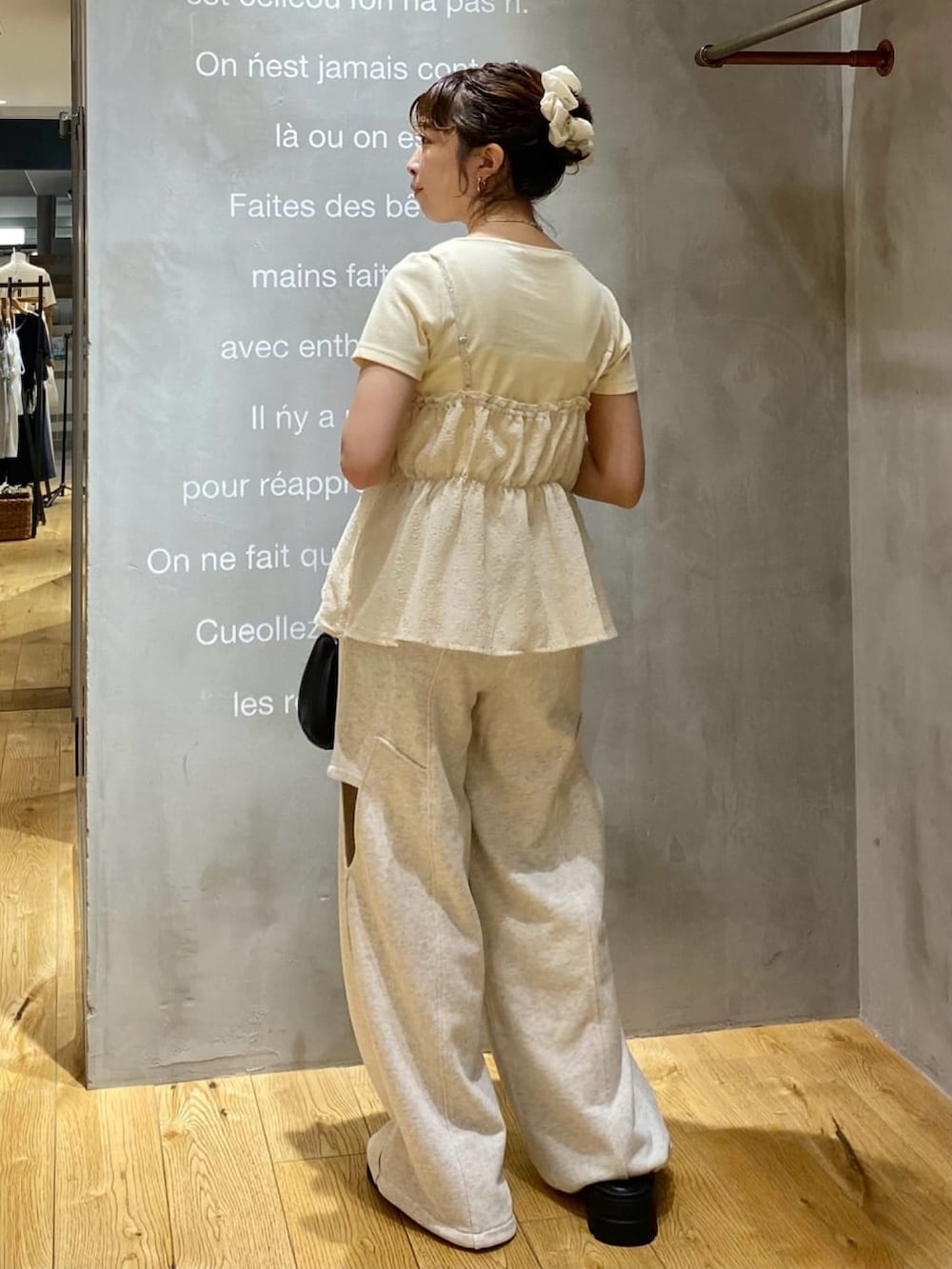 ベージュ系のアンサンブル、ベージュ系のスウェットパンツを着用したレディースの夏コーディネートの3枚目の写真