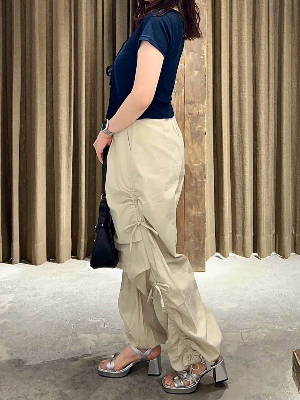 「夏ルックで気分アップ、カーゴパンツ、アルシーヴ(archives)、アルシーヴ、archives、チェック、シアートップス、セットアイテム、ootd、オトナ女子、150cm台コーデ、韓国ファッション」｜「archivesのＦリボンカットカーディガン×チェックキャミＳＥＴ（アンサンブル、ブルー系）」を使った、archivesさん（骨格ウェーブ・レディース・158cm）の夏コーディネートの2枚目の写真