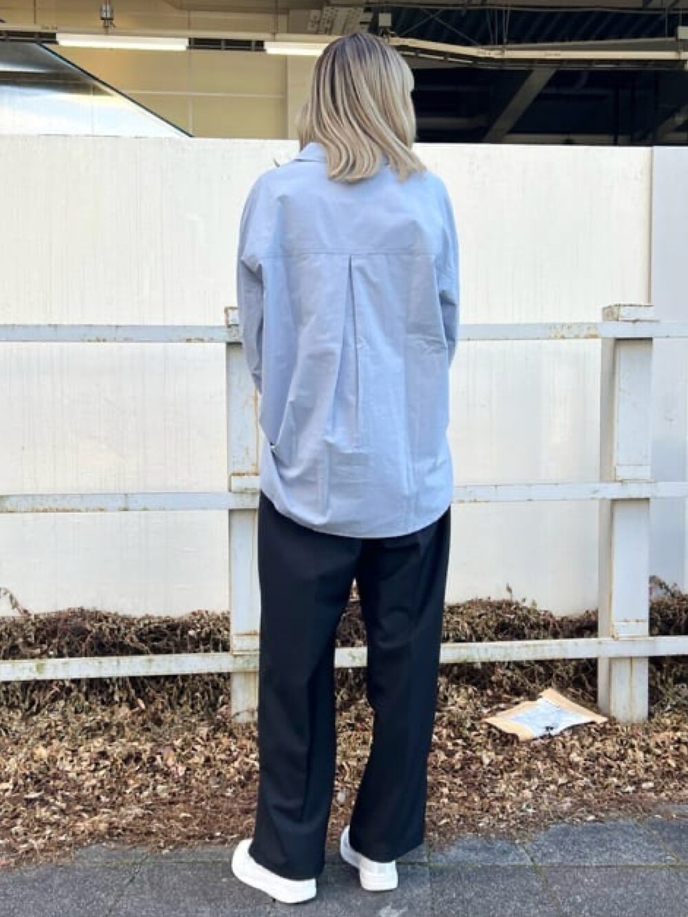 ブルー系のシャツ/ブラウス、ブラック系のその他パンツを着用したレディースの冬コーディネートの2枚目の写真