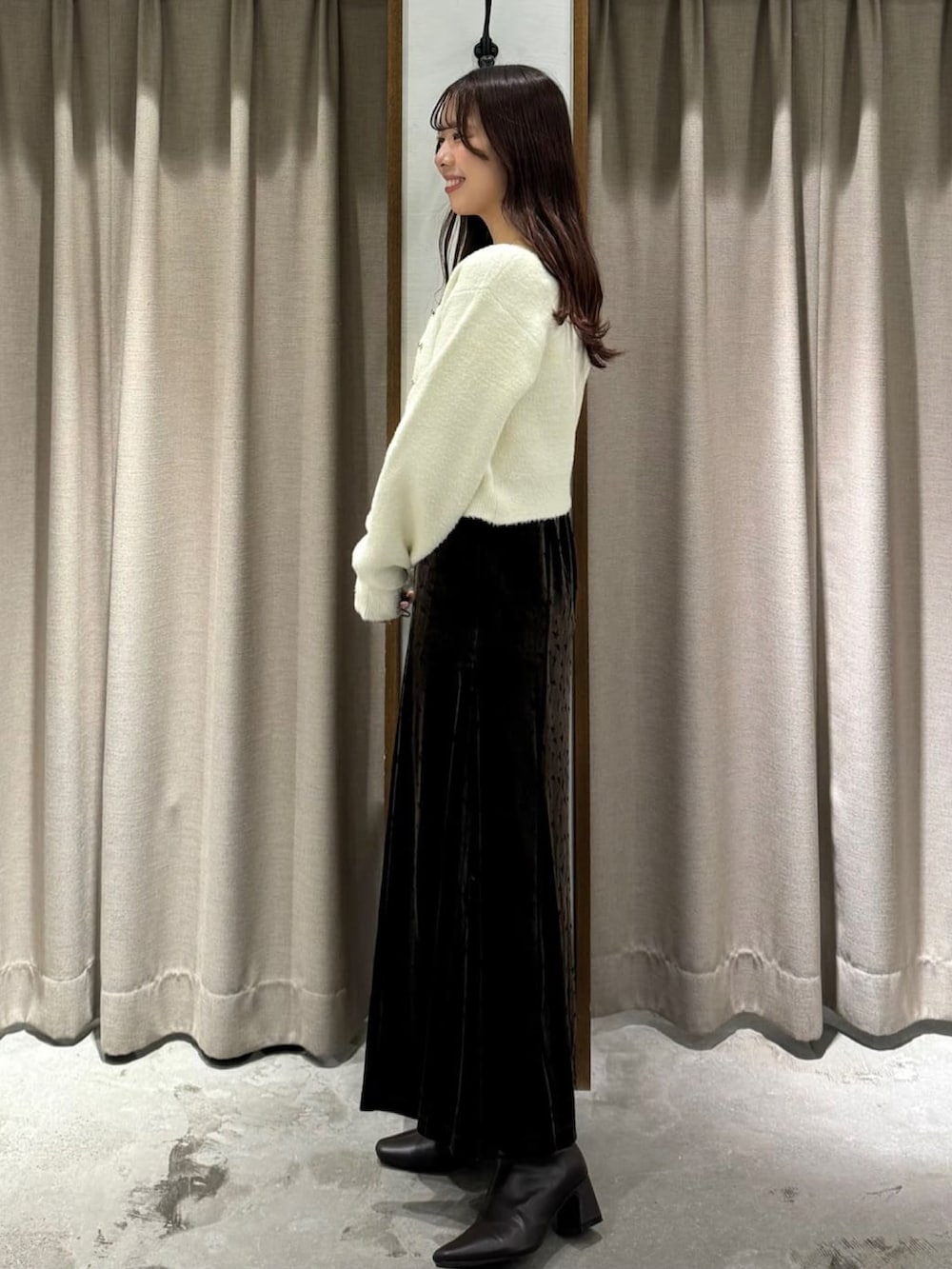 ブラウン系のワンピース、ホワイト系のカーディガン/ボレロを着用したレディースの秋コーディネートの2枚目の写真