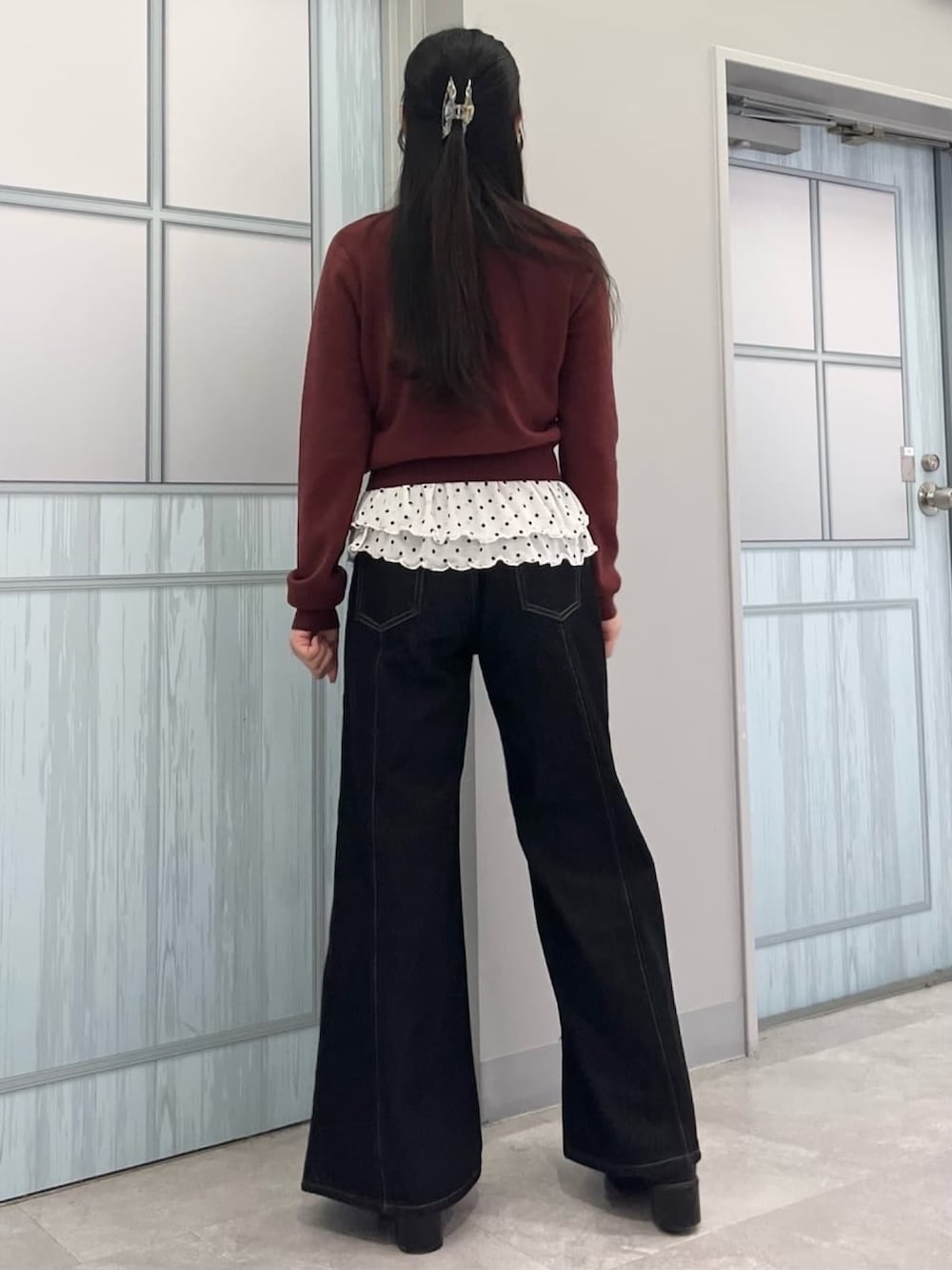 ホワイト系のTシャツ/カットソー、ブラック系のスニーカー、ブラック系のデニムパンツを着用したレディースの秋コーディネートの3枚目の写真