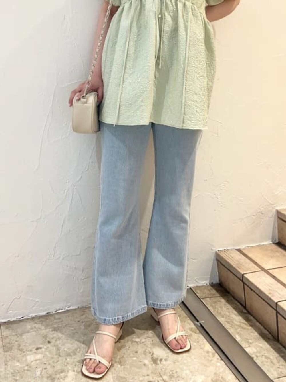 グリーン系のシャツ/ブラウス、ブルー系のデニムパンツ、ホワイト系のサンダルを着用したレディースの夏コーディネートの4枚目の写真