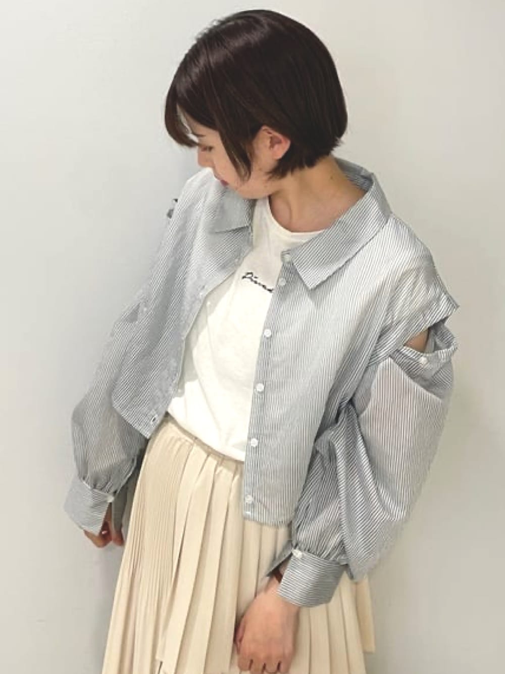 ホワイト系のTシャツ/カットソー、ブルー系のシャツ/ブラウス、ホワイト系のスカートを着用したレディースの春コーディネートの2枚目の写真