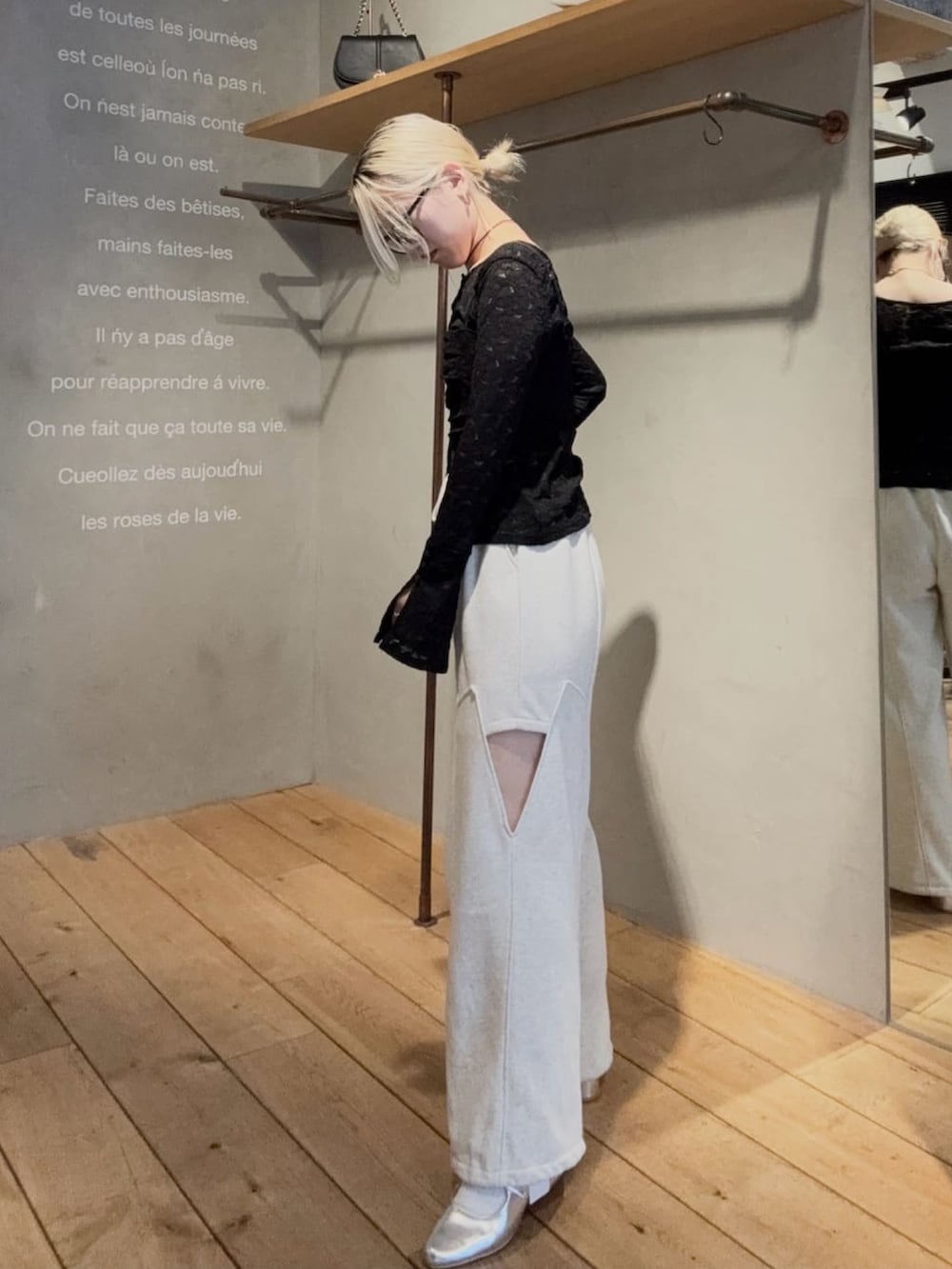 「アルシーヴ(archives)、アルシーヴ、archives、スウェットパンツ、スウェット、韓国っぽ、レース、レーストップス、スウェットコーデ、肌見せ」｜「archivesのタックビスチェレースアンサンブル（アンサンブル、ブラック系）」を使った、archivesさん（骨格ウェーブ・レディース・159cm）の春コーディネートの2枚目の写真