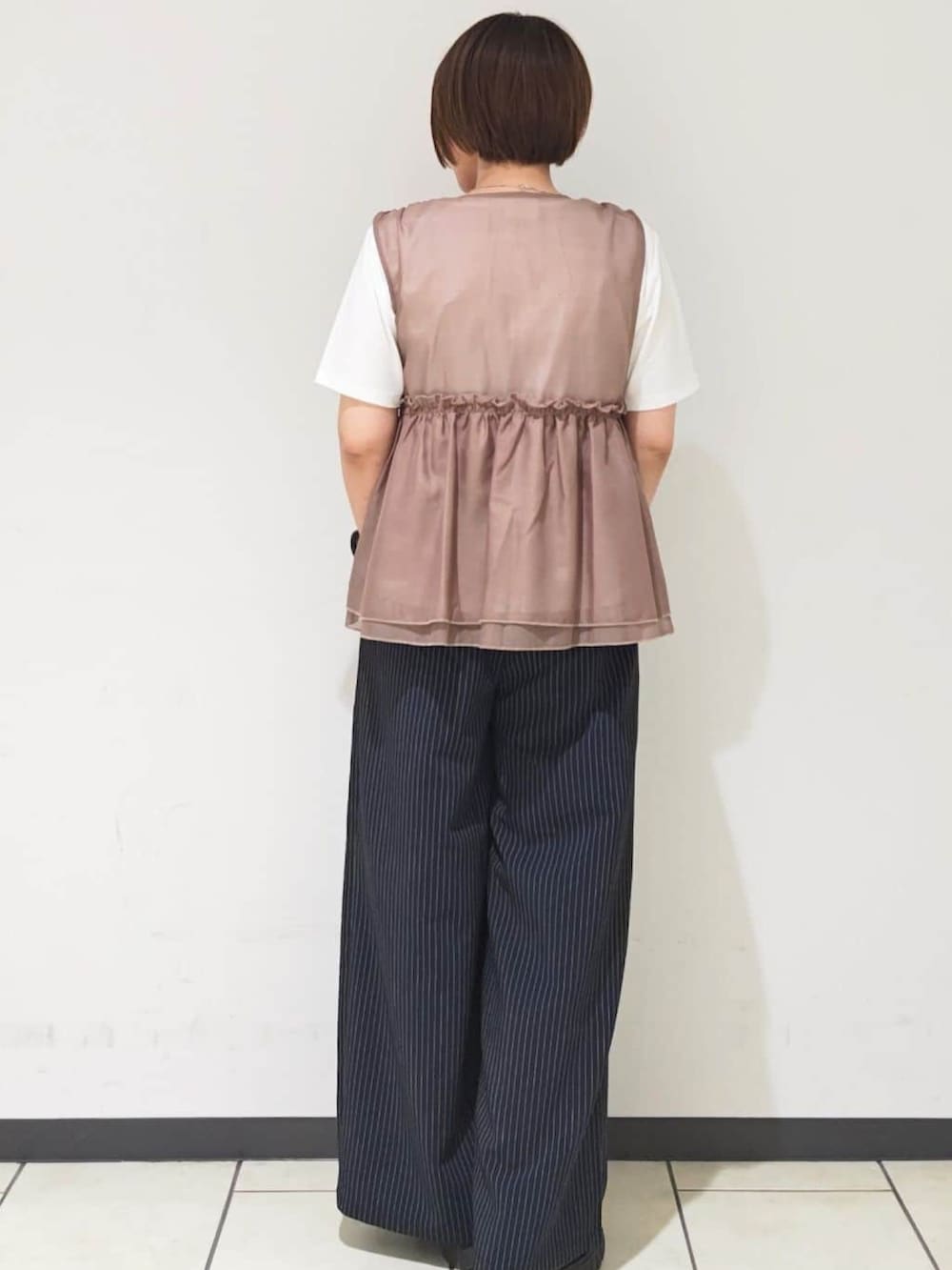 ベージュ系のTシャツ/カットソー、グレー系のその他パンツを着用したレディースの夏コーディネートの3枚目の写真