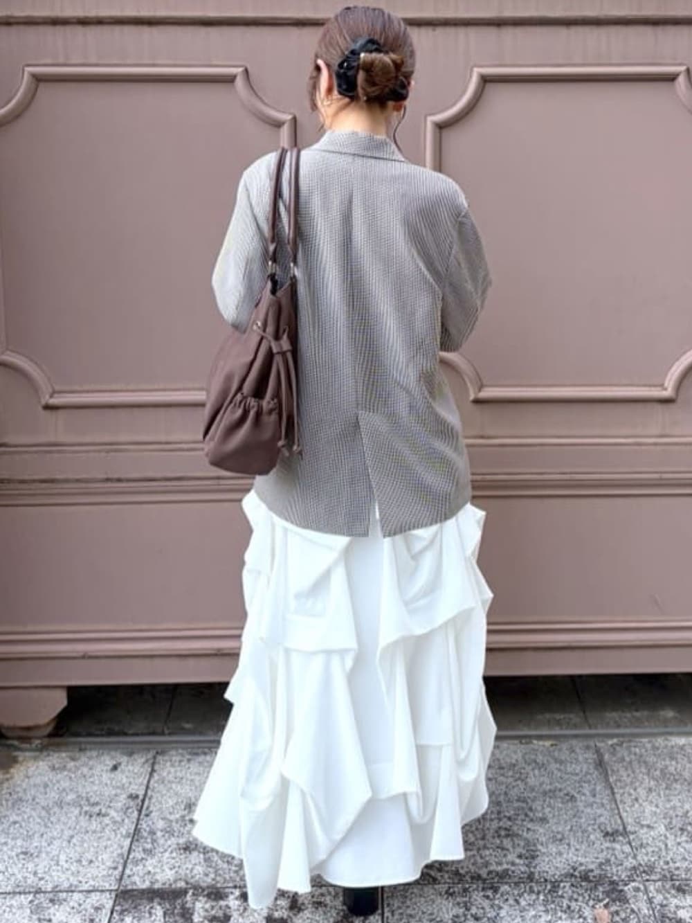 ベージュ系のTシャツ/カットソー、ブラウン系のトートバッグ、ブラウン系のテーラードジャケットを着用したレディースの夏コーディネートの3枚目の写真