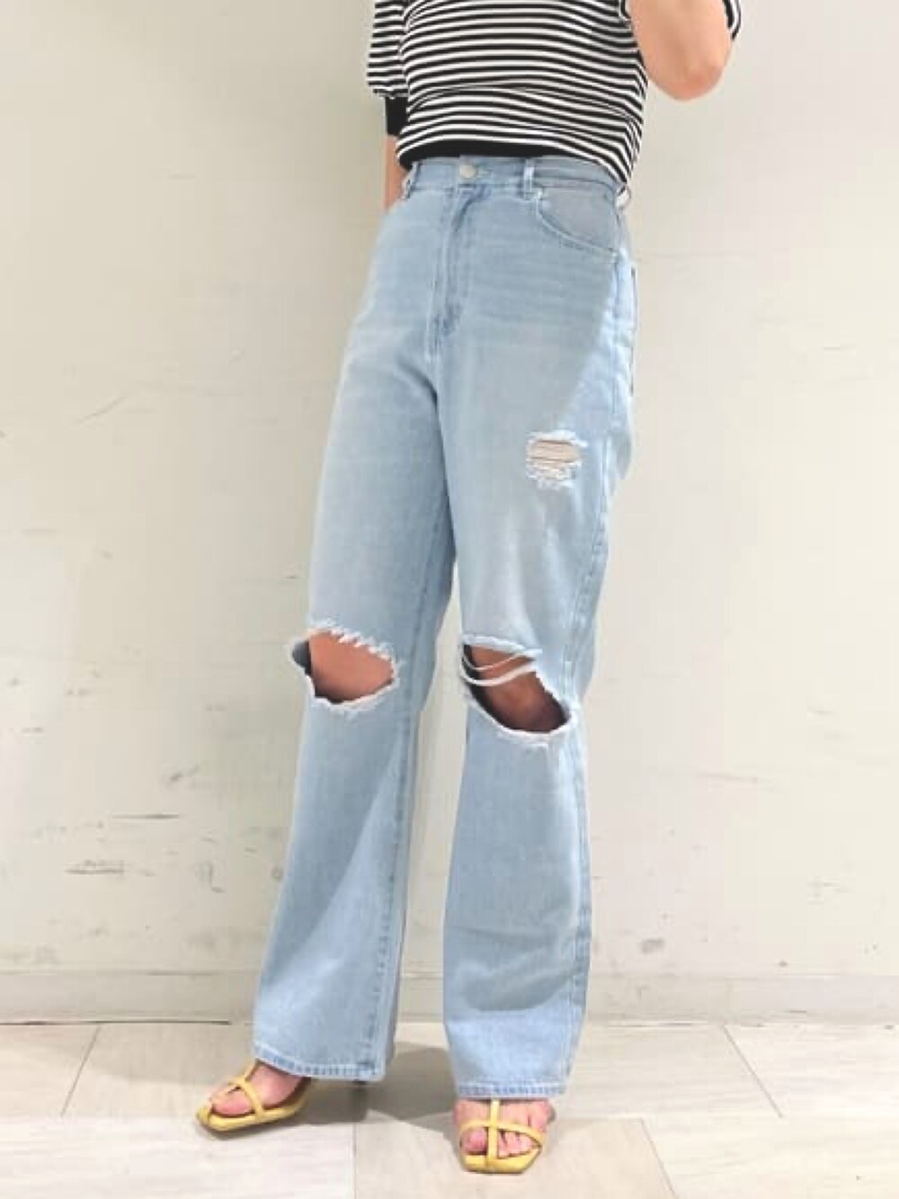 ホワイト系のニット/セーター、ブルー系のデニムパンツ、イエロー系のサンダルを着用したレディースの春コーディネートの3枚目の写真