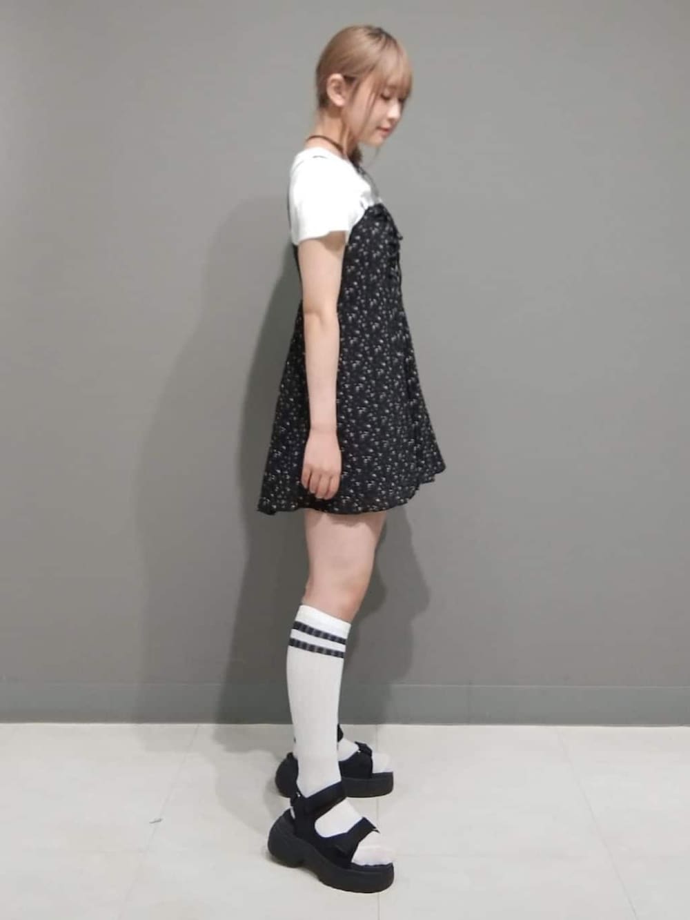 ブラック系のワンピースを着用したレディースの夏コーディネートの2枚目の写真