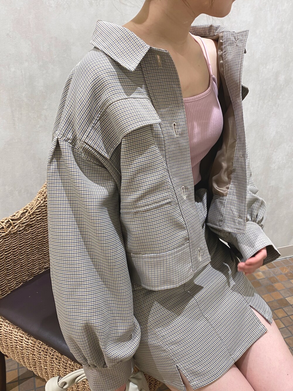 イエロー系のその他アウター、ピンク系のキャミソール、イエロー系のその他パンツを着用したレディースの春コーディネートの3枚目の写真